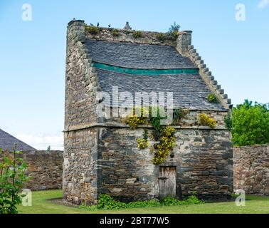 Zerstörte historische vernachlässigt alte Falling Down Dovecote, Preston Tower Grounds, Prestonpans, East Lothian, Schottland, Großbritannien Stockfoto