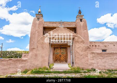 Las Trampas San Jose de Gracia Kirche an der High Road nach Taos Dorf mit historischen Vintage adobe Stil Gebäude in New Mexico mit Tür Tor Eingang an Stockfoto