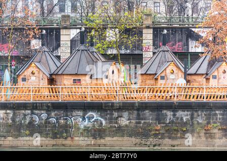 Landschaft mit Gebäuden und Skylines am Donaukanal (Donaukanal) an einem regnerischen Tag, in Wien, Österreich. Stockfoto