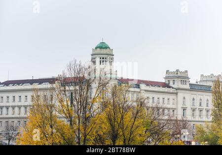 Landschaft mit Gebäuden und Skylines am Donaukanal (Donaukanal) an einem regnerischen Tag, in Wien, Österreich. Stockfoto