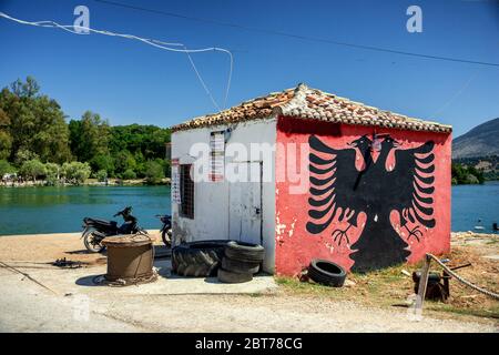 Impressionen von Butrint Seilfähren Gebäude im Vivari Kanal, Südalbanien, Sarande Stockfoto