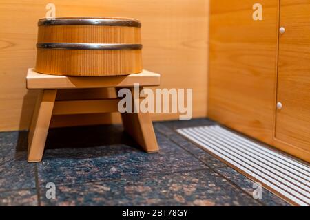 Zypresse Sauna Badewanne Holz traditionellen japanischen Zimmer mit Wasser Hocker in Haus oder Onsen Hotel Bad Interieur mit niemand in Japan Stockfoto