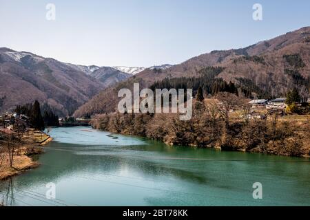 Japan ländliche Landschaft in der Präfektur Gifu mit Miyagawa Fluss grün farbenfrohe Wasser in den Bergen im Frühling und Stadtbild Hochwinkelansicht von Hida V Stockfoto