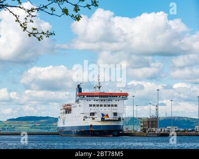 Stolz auf die Burgunder P&O Fähre während der Covid-19 Pandemie im Hafen von Leith, Edinburgh, Schottland, Großbritannien außer Betrieb Stockfoto