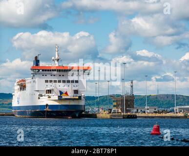 Stolz auf die Burgunder P&O Fähre während der Covid-19 Pandemie im Hafen von Leith, Edinburgh, Schottland, Großbritannien außer Betrieb Stockfoto