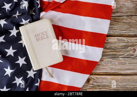 Gebet für amerika in der Heiligen Bibel über USA Flagge Holz Hintergrund Stockfoto