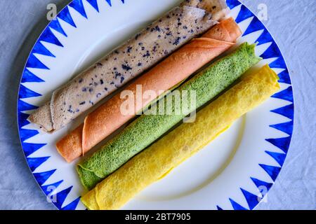 Pfannkuchen in verschiedenen Farben. Spinat, Rote Beete Pulver, Heidelbeere und Kurkuma Crepes. Stockfoto