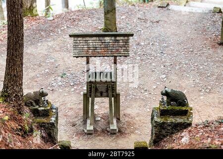 Takayama, Japan kleiner hölzerner Steintempel shinto-Schrein hoher Winkel über Ansicht in Hida no Sato altes Volksdorf in der Präfektur Gifu mit Schutzstatue Stockfoto
