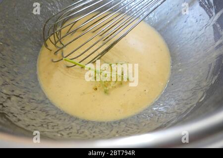 Holunderblüten in Pfannkuchen Teig immer in der Pfanne, Nahaufnahme von Hollerkrapfen traditionelle europäische Sommer süß Holunder schwarz, sambucus nigra l. Stockfoto