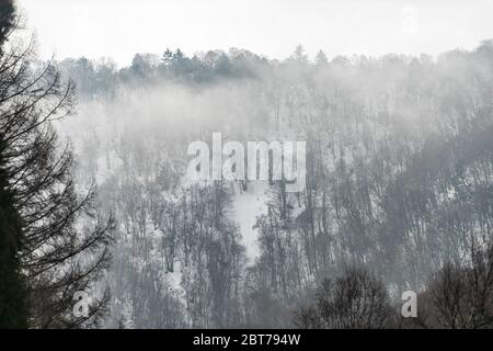 Takayama, Japan Bergwald im Frühjahr in der Präfektur Gifu Blick von der Straße, die zu Okuhida Dörfern und Shinhotaka Ropeway mit Nebel cov Stockfoto
