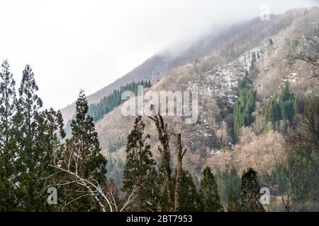 Takayama, Japan Berg im frühen Frühjahr in Gifu Präfektur Blick von der Straße, die zu Okuhida Dörfer und Shinhotaka Ropeway mit Nebel bedeckt t Stockfoto