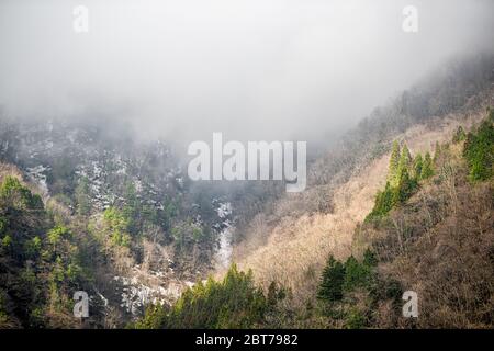 Takayama, Japan im Frühjahr in der Präfektur Gifu Blick von der Straße, die zu Okuhida Dörfern und Shinhotaka Ropeway Bergen mit Nebel bedeckt Stockfoto