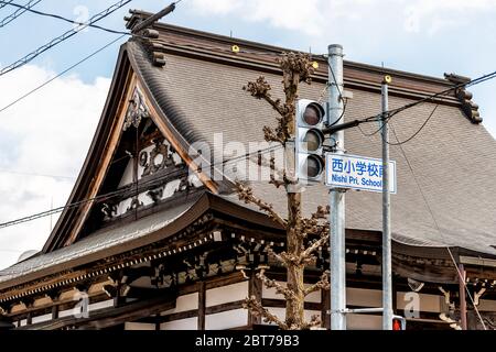 Takayama, Japan Bergstadt in der Präfektur Gifu mit Straßenschild für Nishi Primary School durch traditionelle Bauarchitektur und Ampel Stockfoto