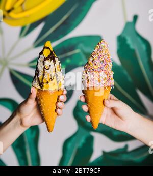 Hände mit Eiszapfen Stockfoto