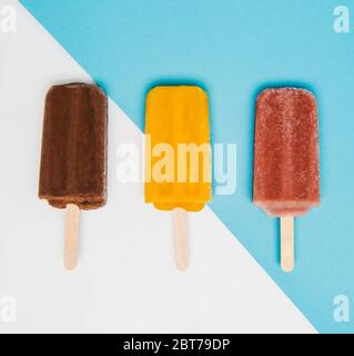 Schokolade, Mango und Himbeermopfeln Stockfoto