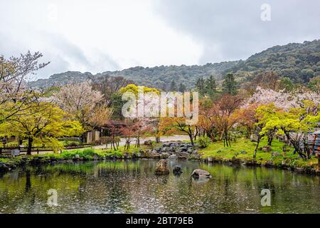 Kyoto, Japan Maruyama Park Eingang in Gion Distrikt mit lange Straße Straße leeren Pfad durch den Bergwald zu Otani Hombyo Tempel Stockfoto