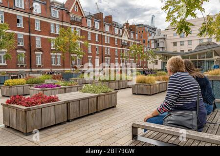 Brown Hart Gardens ist ein erhöhter terrassenförmiger Garten in Mayfair, der 1906 über der alten Duke Street-Stromumspannstation Mayfair, London W1 erbaut wurde Stockfoto