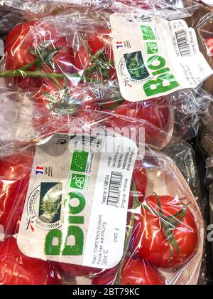 Bio Tomaten auf einem Regal, Lyon, Frankreich Stockfoto