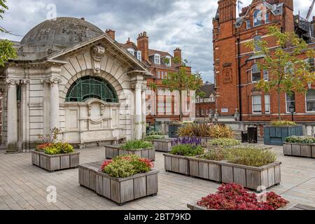 Brown Hart Gardens ist ein erhöhter terrassenförmiger Garten in Mayfair, der 1906 über der alten Duke Street-Stromumspannstation Mayfair, London W1 erbaut wurde Stockfoto