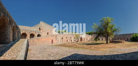 Niokastro, Neokastro oder New Navarino Pylos Festung in Pylos verschiedene Ansichten der dicken Mauern der Festung im Jahr 1573 gebaut Stockfoto