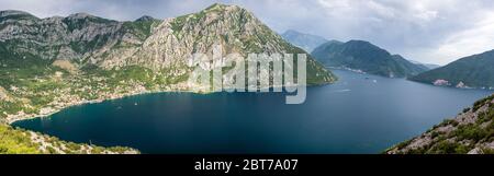 Panoramablick auf die Bucht von Kotor mit den kleinen Inseln Ostrvo und Sveti Juraj Kloster, Montenegro Stockfoto