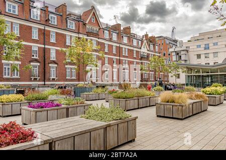 Brown Hart Gardens ist ein erhöhter terrassenförmiger Garten in Mayfair, der 1906 über der alten Duke Street-Stromumspannstation Mayfair, London W1 erbaut wurde Stockfoto