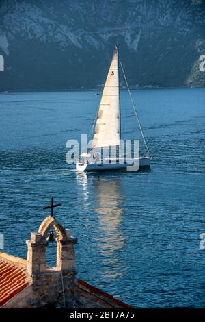 Blick von Crkva Gospe od Anđela über die Bucht von Kotor und Perast, Montenegro Stockfoto