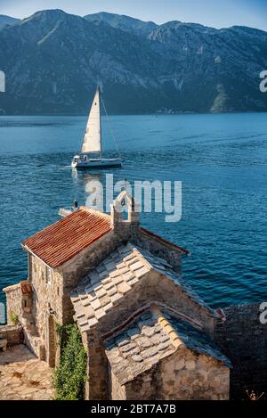 Blick von Crkva Gospe od Anđela über die Bucht von Kotor und Perast, Montenegro Stockfoto