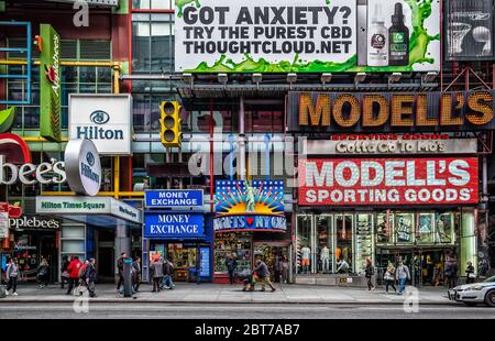 New York City, USA, Mai 2019, urbane Szene auf der 42. Straße zwischen der 8. Und 7. Avenue Stockfoto