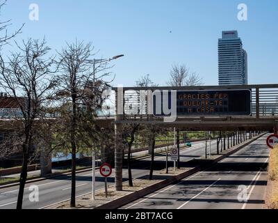 Transitschild "Danke für Ihren Aufenthalt zu Hause" Ronda Litoral. Die Straßen von Barcelona sind während des Alarmzustands wegen einer Coronavirus-Pandemie leer. Stockfoto