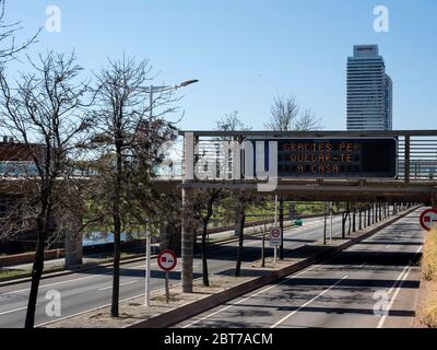 Transitschild "Danke für Ihren Aufenthalt zu Hause" Ronda Litoral. Die Straßen von Barcelona sind während des Alarmzustands wegen einer Coronavirus-Pandemie leer. Stockfoto