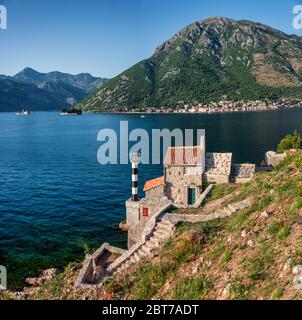 Blick von Crkva Gospe od Anđela über die Bucht von Kotor und Perast, Montenegro Stockfoto