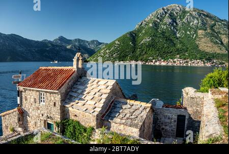 Blick von Crkva Gospe od Anđela über die Bucht von Kotor und Perast, Montenegro Stockfoto