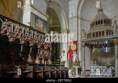 Touristen und Gläubige in der sankt-lorenz-Kathedrale in Trogir Stockfoto