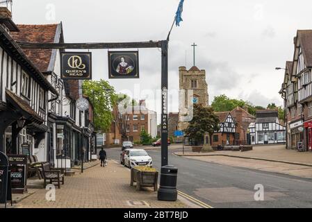 Blick auf die Pinner High Street mit dem Queens Head Pub und der St. John the Baptist Kirche in Pinner Village, Middlesex, England, Großbritannien Stockfoto