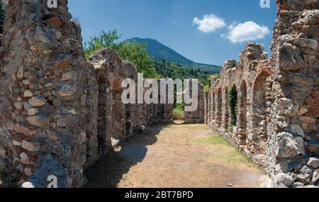 Ruinen neben der Hagia Sophia Kirche im mittelalterlichen, byzantinischen "castletown" von Mystras, nahe Sparta Stadt, Lakonia, Peloponnes. Stockfoto