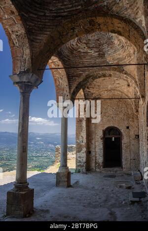 Blick auf die Hagia Sophia Kirche im mittelalterlichen, byzantinischen "castletown" von Mystras, nahe Sparta Stadt, Lakonia, Peloponnes. Stockfoto