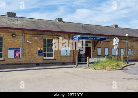 Der Haupteingang zum Pinner Metropolitan U-Bahn-Bahnhof, Pinner, Middlesex, England, Großbritannien Stockfoto