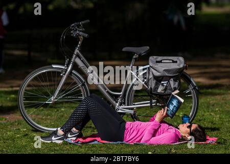 London, Großbritannien. Mai 2020. Genießen Sie die Sonne im St James Park, wenn die Sonne wieder aufgeht. Die "Lockdown" geht weiter für den Ausbruch des Coronavirus (Covid 19) in London. Kredit: Guy Bell/Alamy Live News Stockfoto