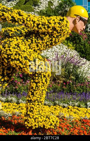 Peking / China - 1. Oktober 2015: Dekorative Blumenstatue von Eiskunstläuferin für die Olympischen Winterspiele 2022 in Peking, China Stockfoto