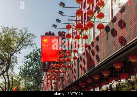 Peking / China - 2. Oktober 2015: Nationalflagge der Volksrepublik China auf der Straße in Peking, um den Nationalfeiertag, 1. Von O zu feiern Stockfoto