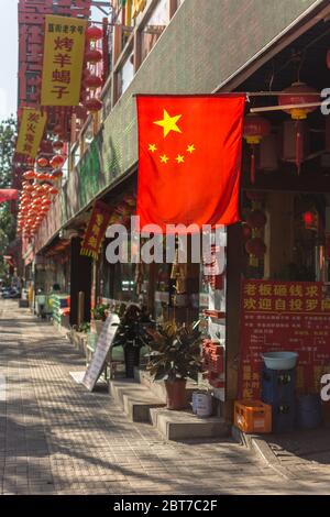 Peking / China - 2. Oktober 2015: Nationalflagge der Volksrepublik China auf der Straße in Peking, um den Nationalfeiertag, 1. Von O zu feiern Stockfoto