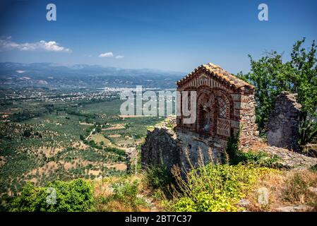 Ruinen neben der Hagia Sophia Kirche im mittelalterlichen, byzantinischen "castletown" von Mystras, nahe Sparta Stadt, Lakonia, Peloponnes. Stockfoto