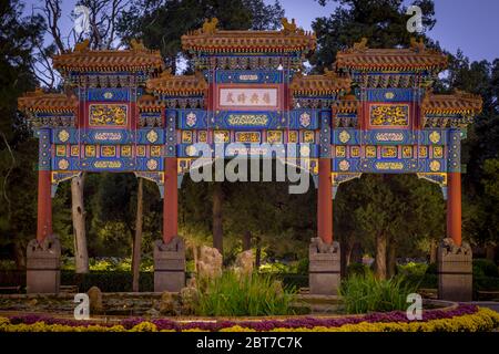 Peking / China - 9. Oktober 2015: Dekorative Bogen in Jingshan Park im Zentrum von Peking, China, bei Nacht Stockfoto