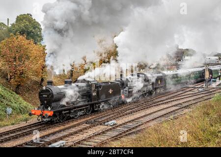 SR 'Q' 0-6-0 No. 30541 und BR '5MT' 4-6-0 No. 73087 fahren von der Station Horsted Keynes mit der Bluebell Railway während ihrer Herbst-Dampfgala ab Stockfoto