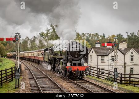 BR '7MT' 4-6-2 No. 70000 'Britannia' kommt in Kingscote mit der Bluebell Railway während ihrer Herbst Steam Gala an Stockfoto