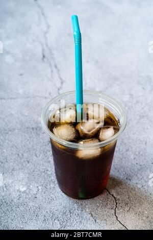 Zum Mitnehmen Kaltbrötchen Kaffee mit Eis aus Kunststoffglas und Stroh für den Sommer. Stockfoto