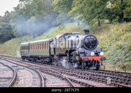 BR '4MT' 2-6-4T Nr. 80151 kommt auf der Bluebell Railway während ihrer Herbst Steam Gala am Bahnhof Horsted Keynes an Stockfoto