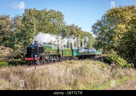 BR 'Schools' 4-4-0 No. 30926 'Cheltenham' nähert sich Alresford auf der Mid-Hants Railway während ihrer Autumn Steam Gala Stockfoto