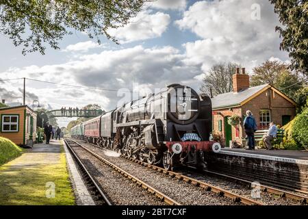 BR '9F' 2-10-0 Nr. 92212 kommt in Medstead und Four Marks Station auf der Mid-Hants Railway während ihrer Herbst Steam Gala Stockfoto